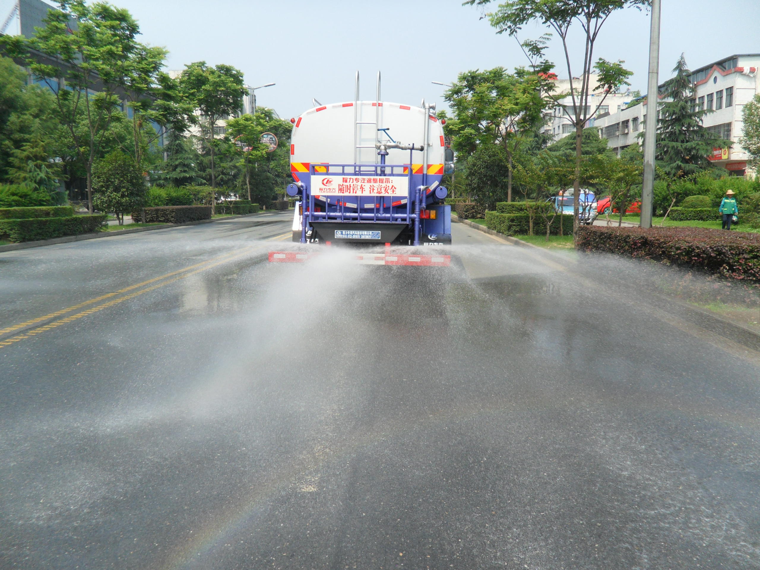 廠區(qū)12-15噸灑水車