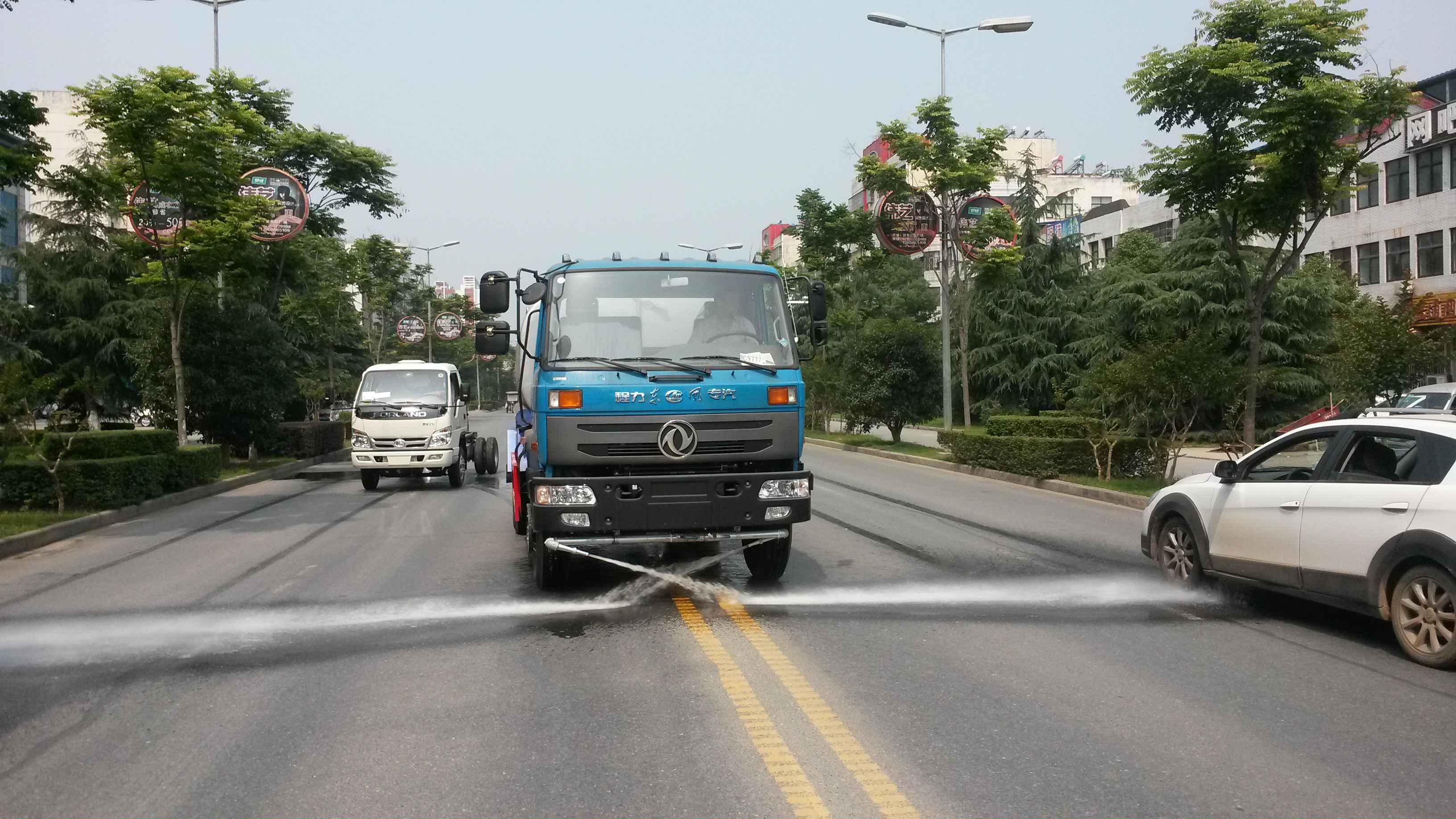 廠區(qū)12-15噸灑水車