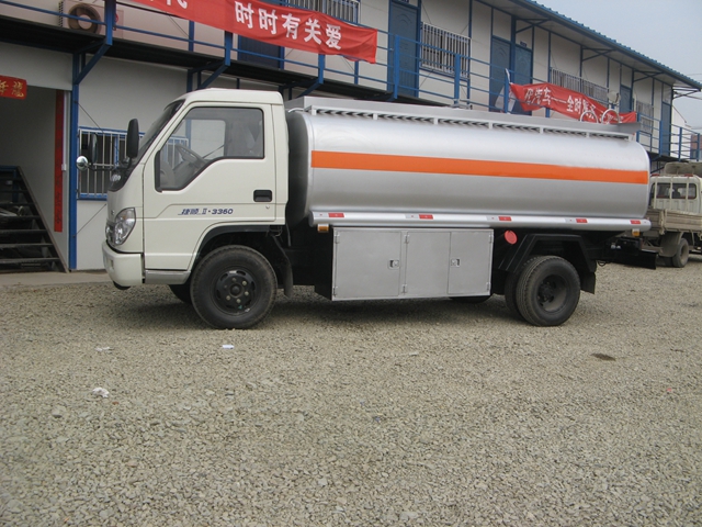 福田領(lǐng)航5噸油罐車